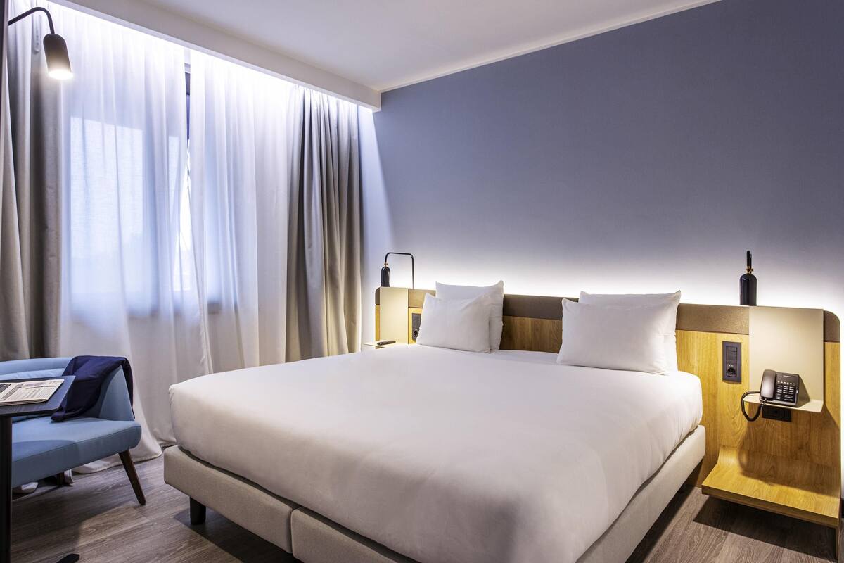 Standard Room, 1 Double Bed | Premium bedding, down comforters, memory foam beds, minibar
