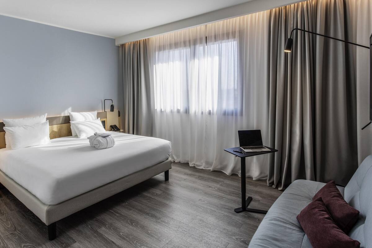 Executive Room, 1 Double Bed | Premium bedding, down comforters, memory foam beds, minibar