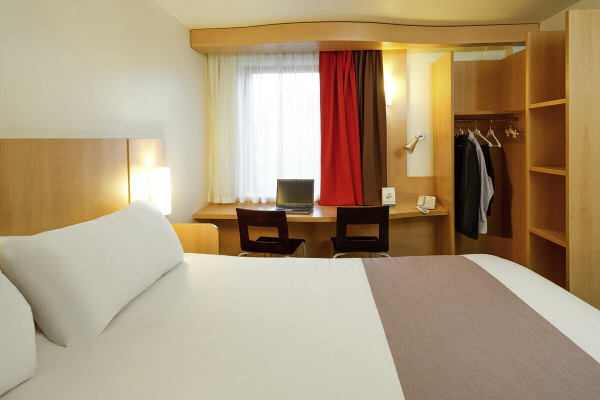 Habitación doble, 1 cama matrimonial | Ropa de cama de alta calidad y caja de seguridad en la habitación 