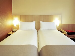 Quarto, 2 camas de solteiro | Roupas de cama premium, cofres nos quartos, escrivaninha