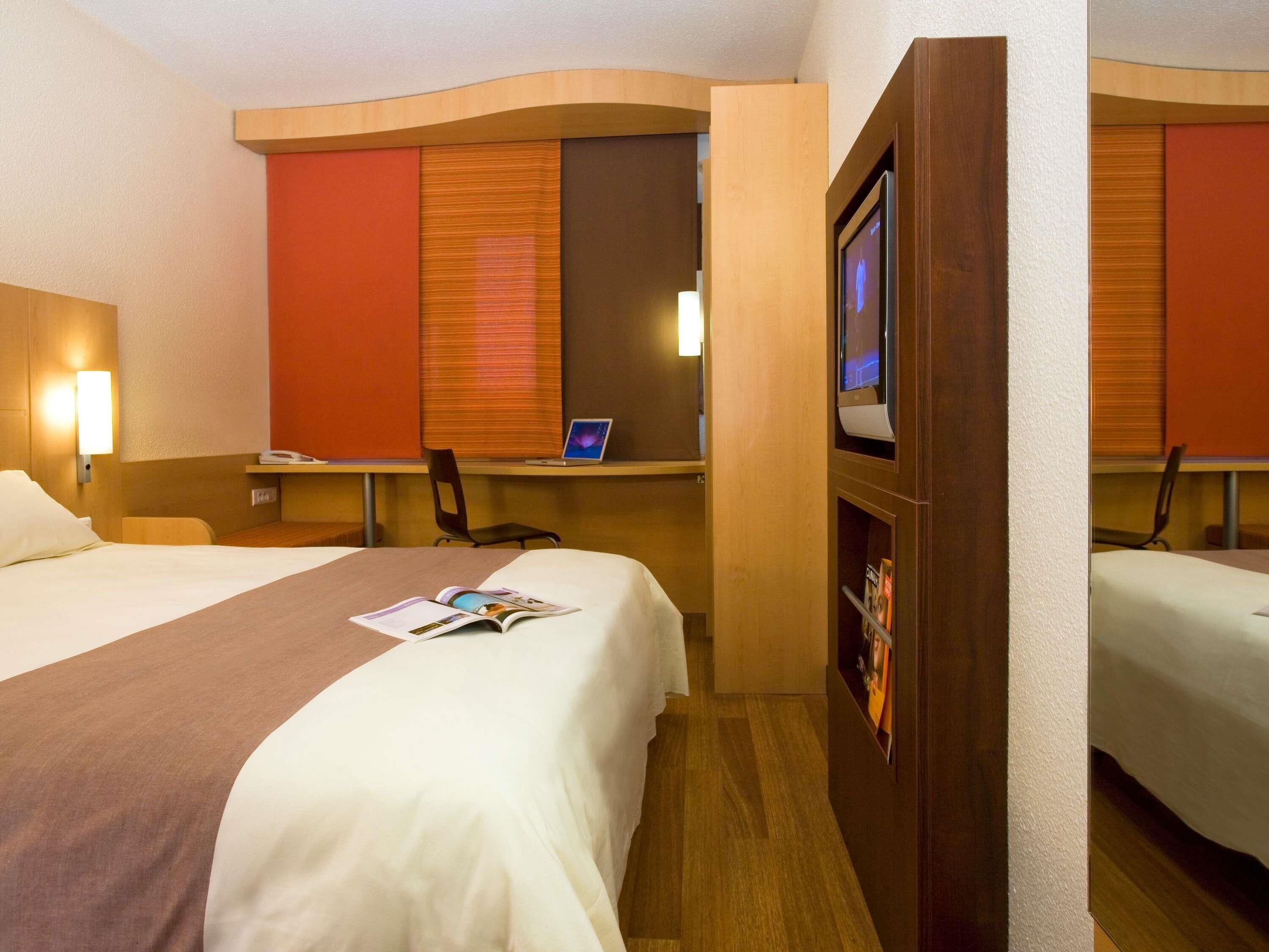 Habitación doble, 1 cama doble | Ropa de cama de alta calidad, caja fuerte, escritorio