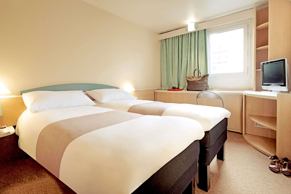 Chambre, 2 lits jumeaux | Literie de qualité, coffre-fort, bureau