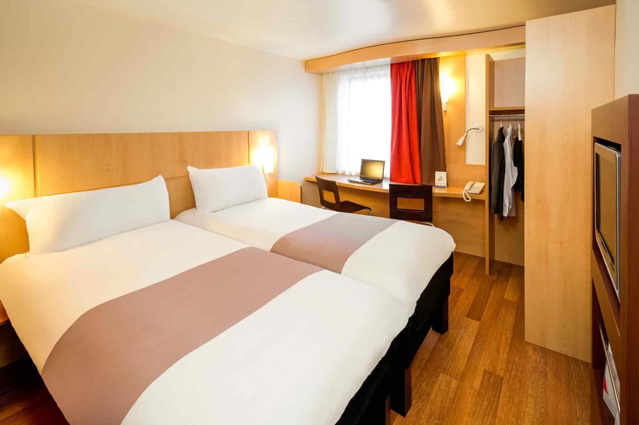 Premium bedding, in-room safe, desk, laptop workspace