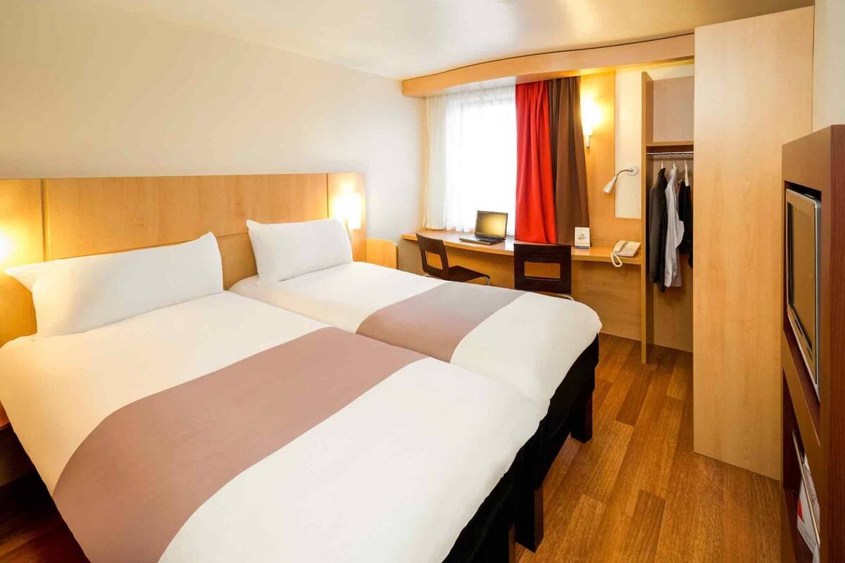 Premium bedding, in-room safe, desk, laptop workspace