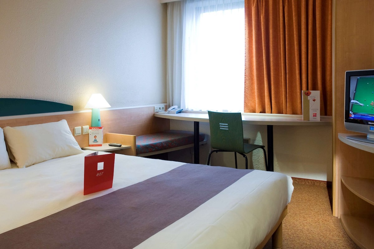 Double Room, 1 Double Bed | Premium bedding, in-room safe, desk, laptop workspace