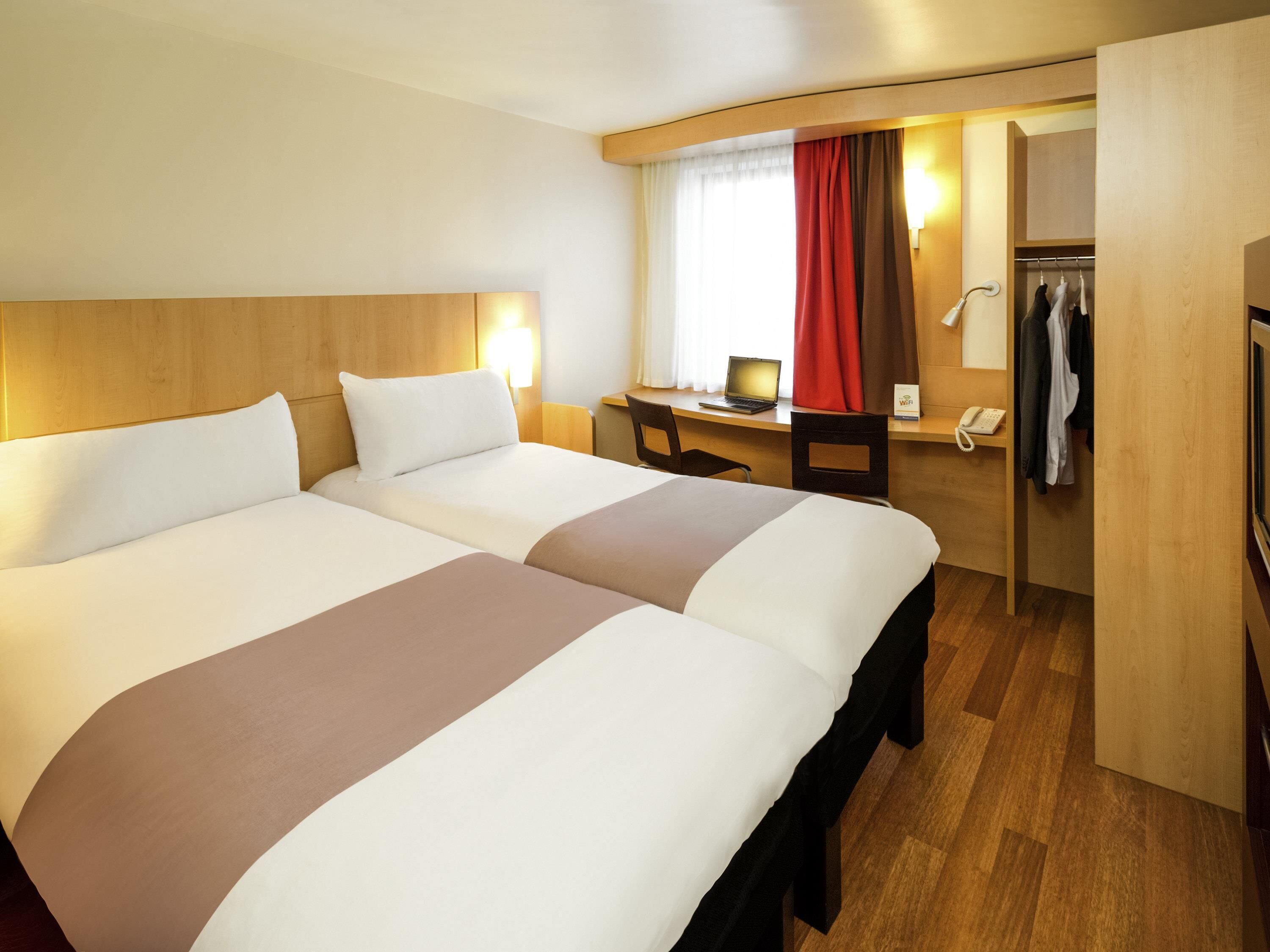 Habitación, 2 camas individuales | Ropa de cama de alta calidad y caja de seguridad en la habitación 