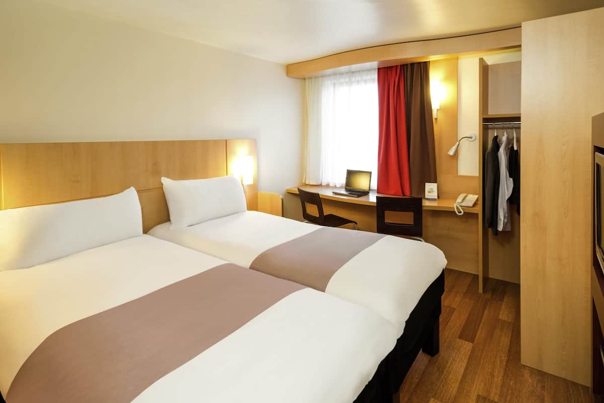 Habitación, 2 camas individuales | Ropa de cama de alta calidad y caja de seguridad en la habitación