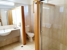 Quarto família | Banheiro | Produtos de toalete grátis, secador de cabelo, toalhas de banho