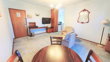 Queen Spa + Lounge Room | Living area | Flat-screen TV