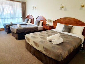 Familieværelse | Minibar, skrivebord, strygejern/strygebræt