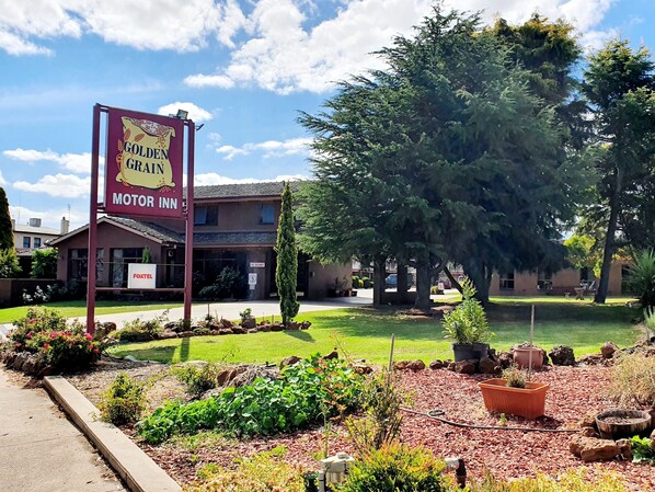 A building with a sign for Golden Grain Motor Inn.