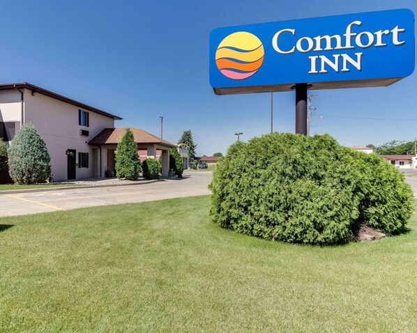 A Comfort Inn sign, a building with a flat roof, and a well-maintained lawn. - Comfort Inn Jamestown South (Jamestown)