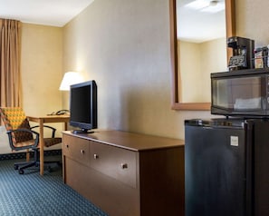 Standard Room, 1 King Bed, Non Smoking | Premium bedding, desk, soundproofing, iron/ironing board