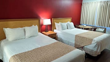 Quarto standard, 2 camas de casal, para não fumantes | Escrivaninha, ferros/tábuas de passar roupa, Wi-Fi de cortesia