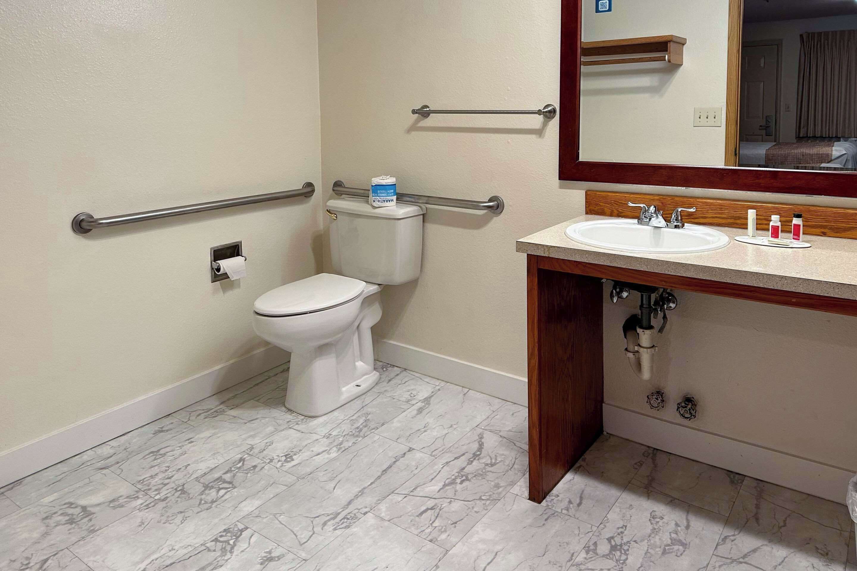 Suite, Mehrere Betten, Nichtraucher | Badezimmer | Duschwanne, kostenlose Toilettenartikel, Handtücher