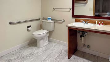 Suite, Mehrere Betten, Nichtraucher | Badezimmer | Duschwanne, kostenlose Toilettenartikel, Handtücher