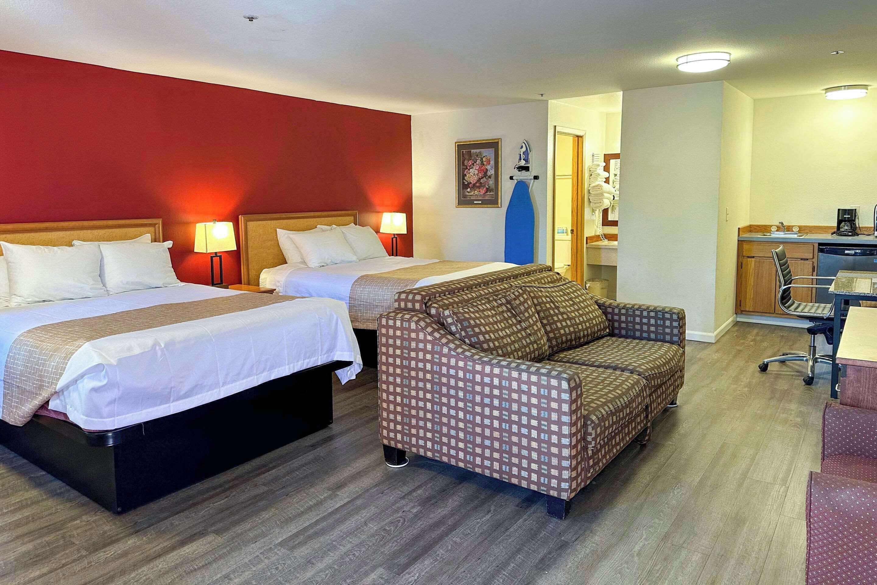Suite, Multiple Beds, Non Smoking | Desk, iron/ironing board, free WiFi, bed sheets