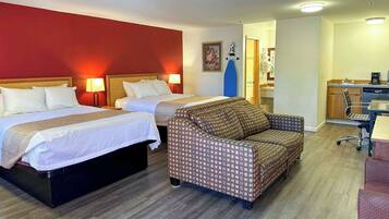 Suíte, várias camas, para não fumantes | Escrivaninha, ferros/tábuas de passar roupa, Wi-Fi de cortesia