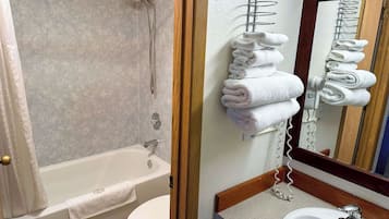 Standardzimmer, 1 King-Bett, Nichtraucher | Badezimmer | Duschwanne, kostenlose Toilettenartikel, Handtücher