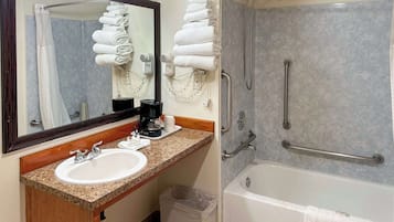 Combined shower/bathtub, free toiletries, towels