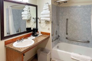 Standard Room, 1 King Bed, Non Smoking | Bathroom | Combined shower/tub, free toiletries, towels