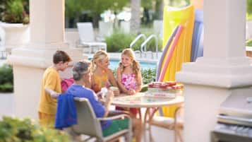 Bar au bord de la piscine