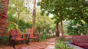 A garden with wooden benches and a stone pathway. - Hilton Grand Vacations Club Flamingo Las Vegas (Las Vegas)