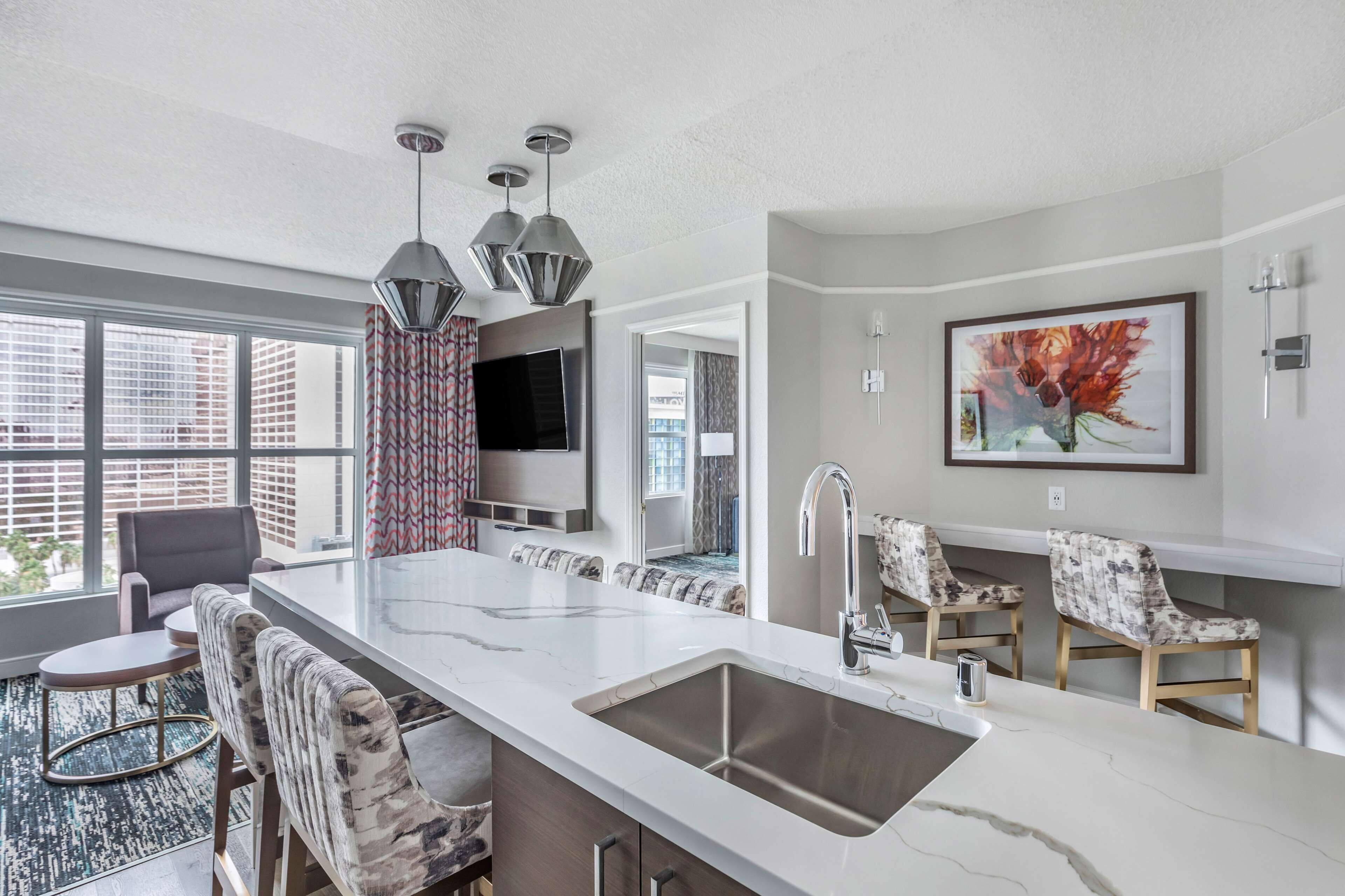 46-吋 LCD 液晶電視、有線頻道、電視、 DVD 播放機