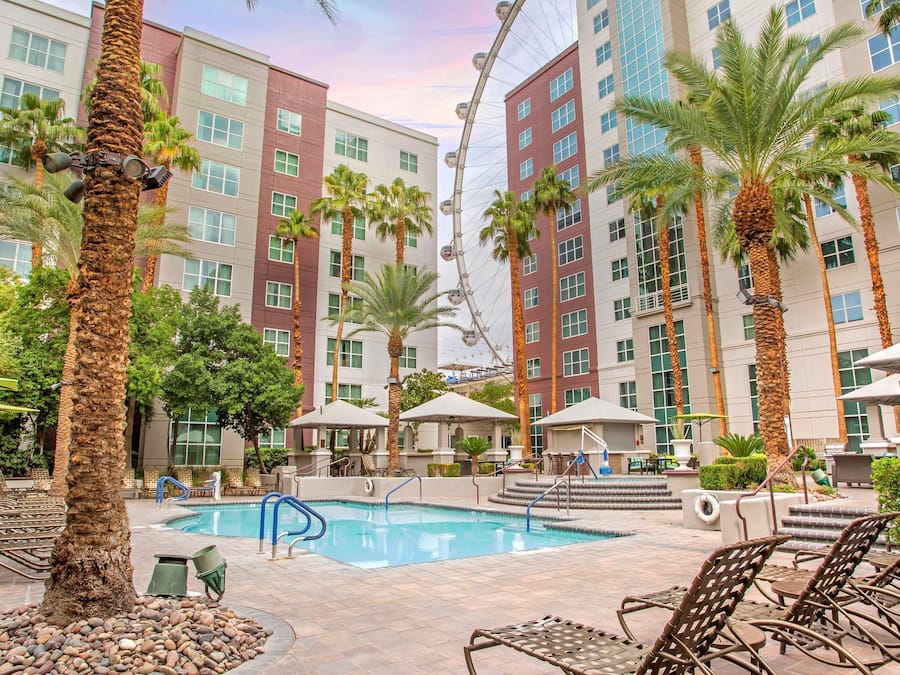 Een buitenzwembad, open van 08.00 uur tot 22.00 uur, en ligstoelen