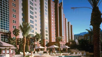 Seasonal outdoor pool, open 8:00 AM to 10:00 PM, pool loungers
