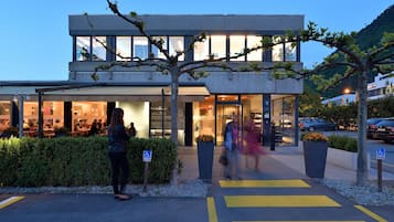 Overnatningsstedets facade – aften/nat