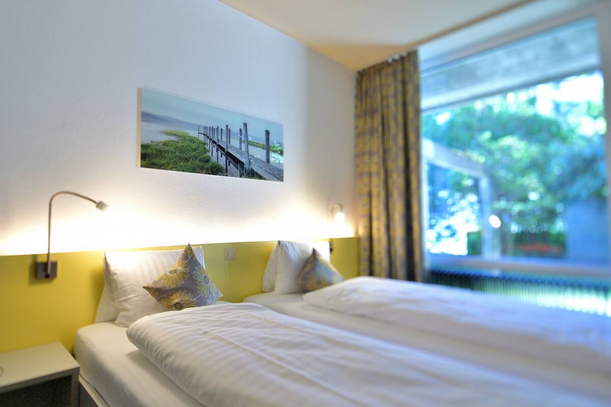 Premium bedding, in-room safe, desk, blackout drapes