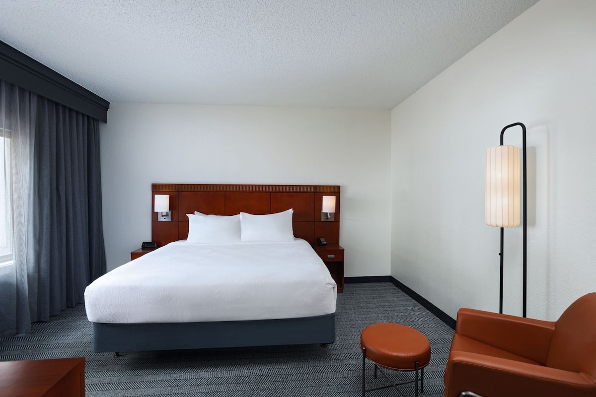 1 bedroom, premium bedding, desk, laptop workspace