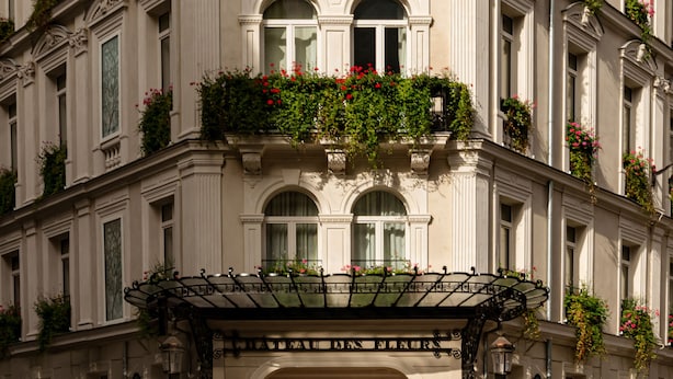 A multi-story building with balconies adorned with plants and flowers. - Chateau des Fleurs Hotel & Spa Paris (Paris)