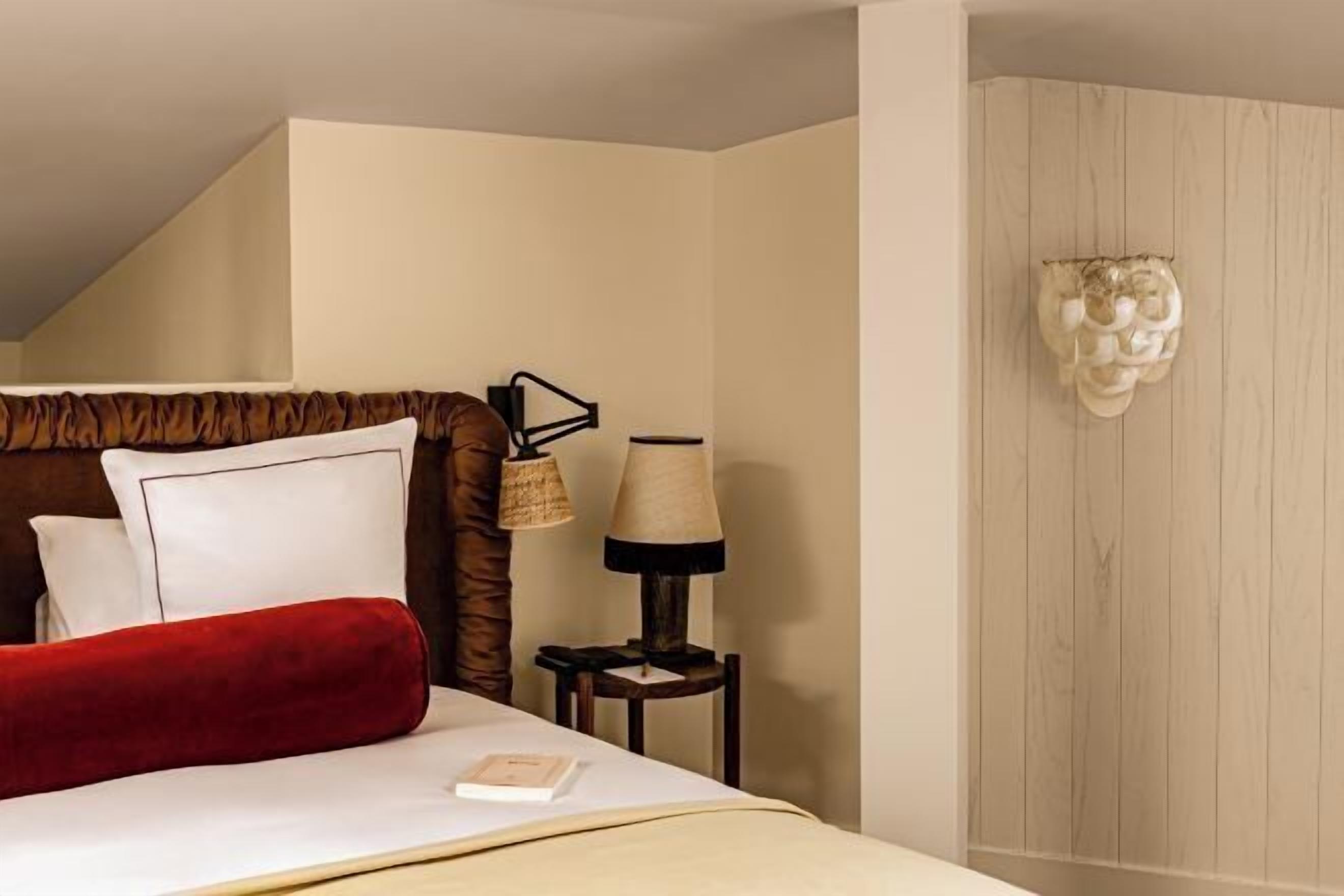 Luxe beddengoed, een minibar, een kluis op de kamer