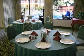 Breakfast, lunch and dinner served  - Mardi Gras Hotel & Casino (Las Vegas)