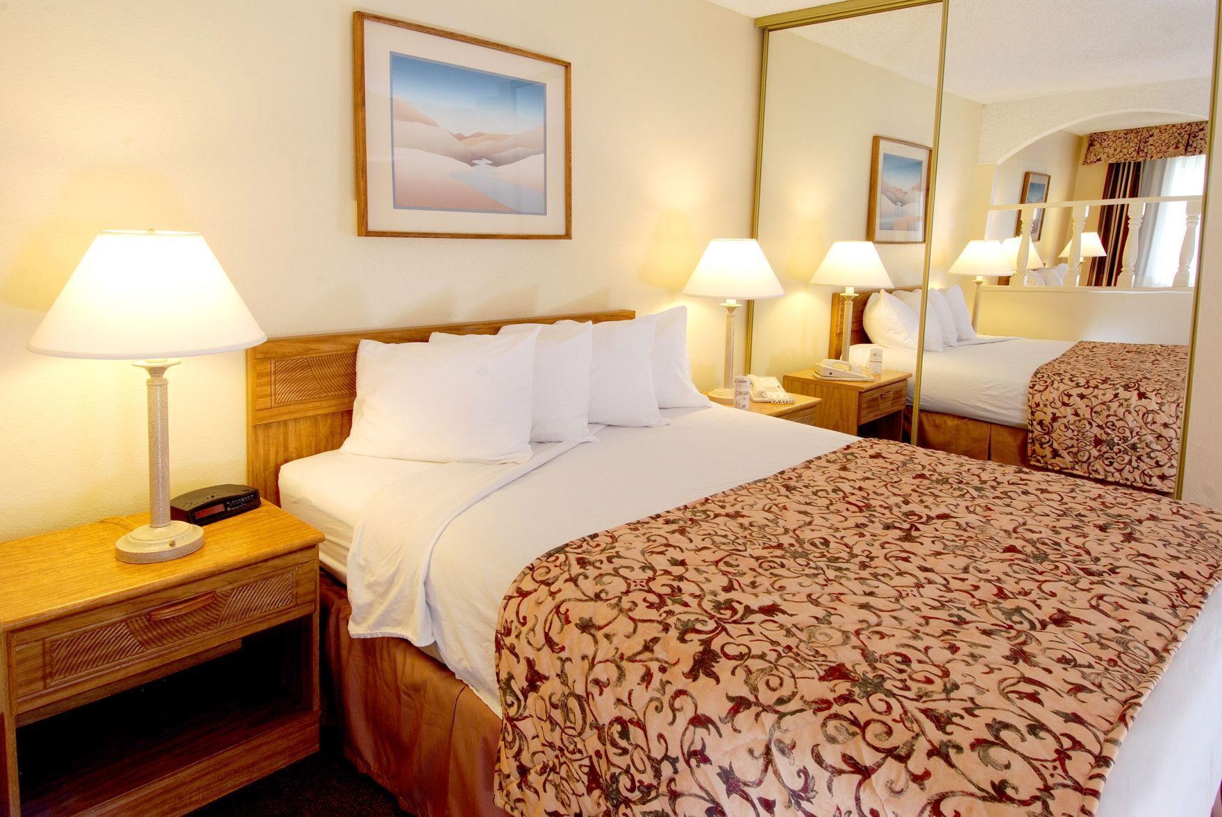 Mörkläggningsgardiner, strykjärn/strykbräda, gratis wi-fi och sängkläder