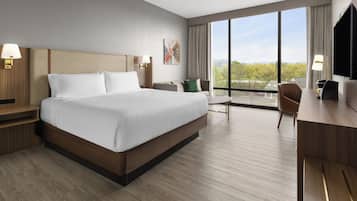 Premium Room, 1 King Bed, Mountain View | Premium bedding, pillowtop beds, in-room safe, desk