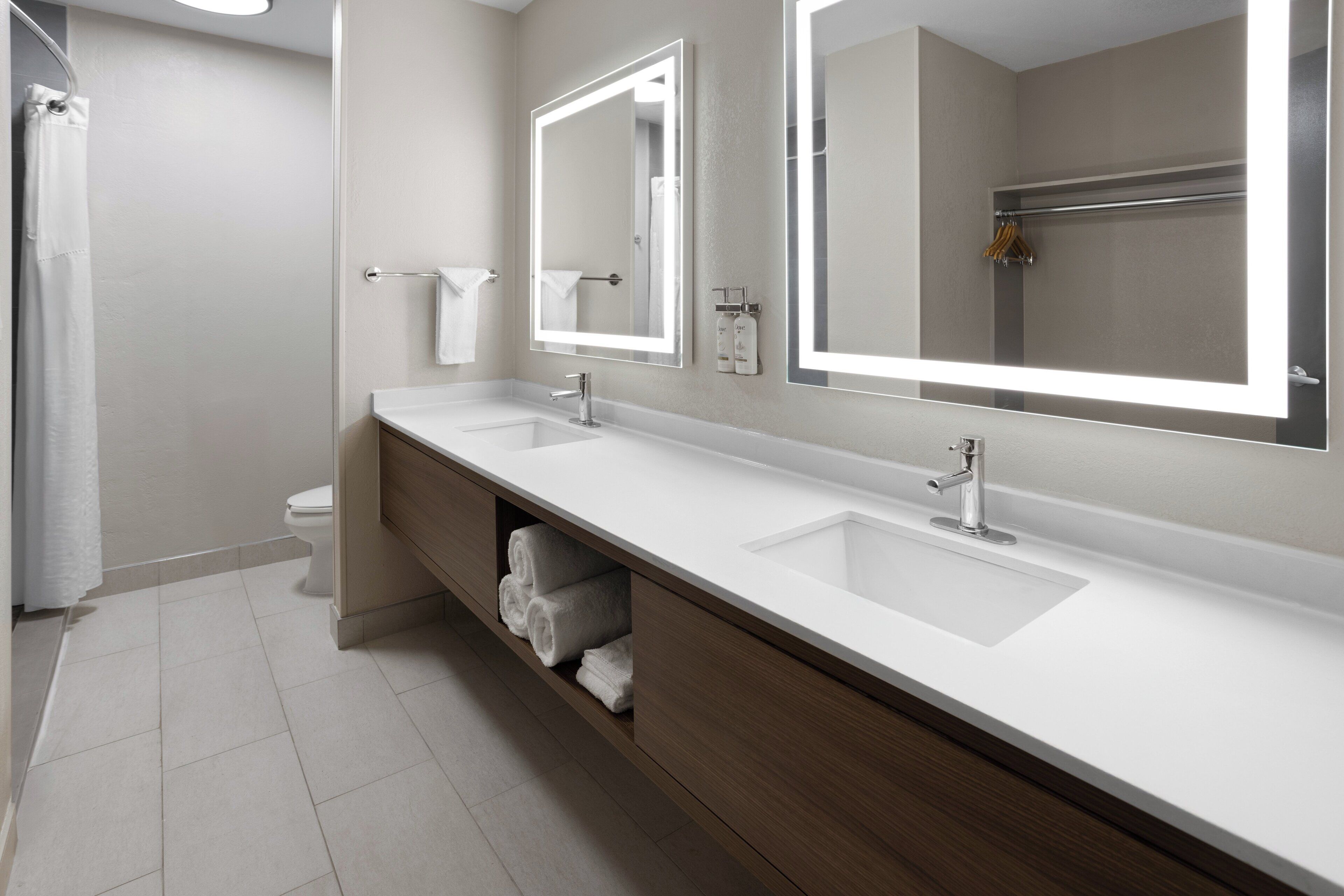 Combined shower/bathtub, rainfall showerhead, hair dryer, towels