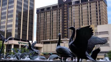Una escultura de aves en vuelo frente a un edificio con un letrero que dice "First National Bank".