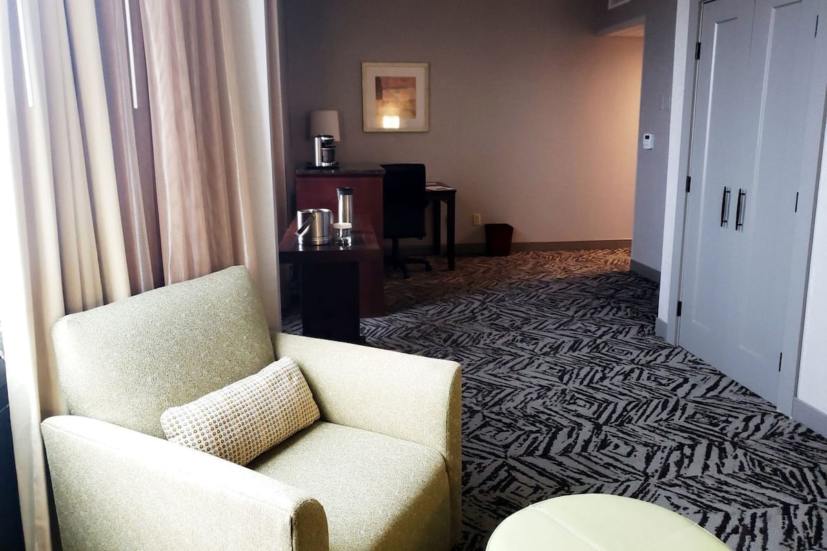 Living area | 42-inch TV with cable channels