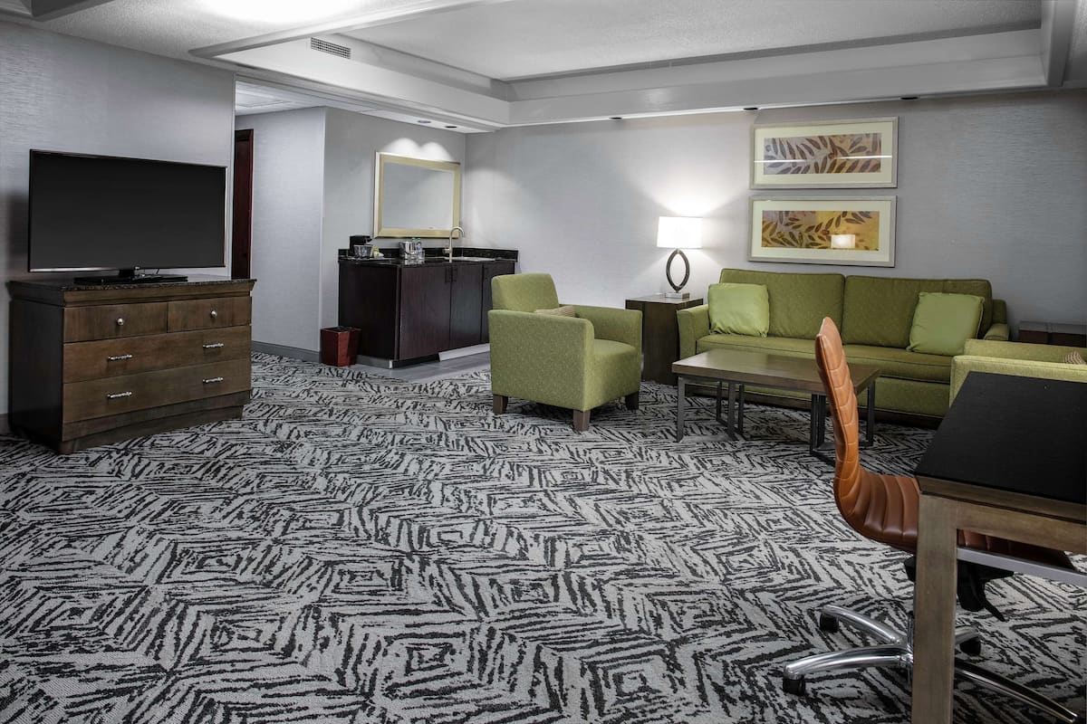 King Studio Non Smoking | Premium bedding, desk, laptop workspace, iron/ironing board
