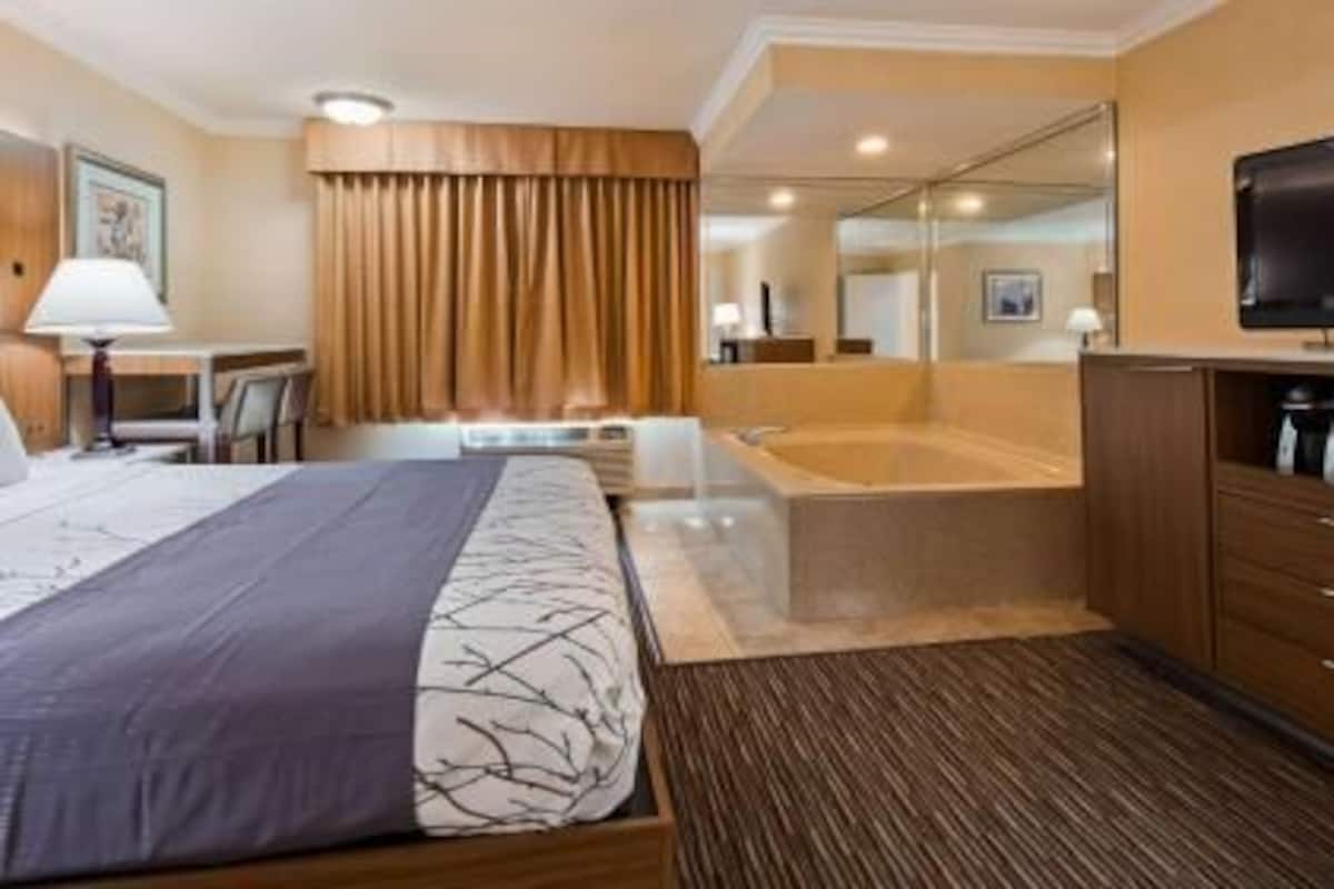 In-room safe, desk, laptop workspace, iron/ironing board