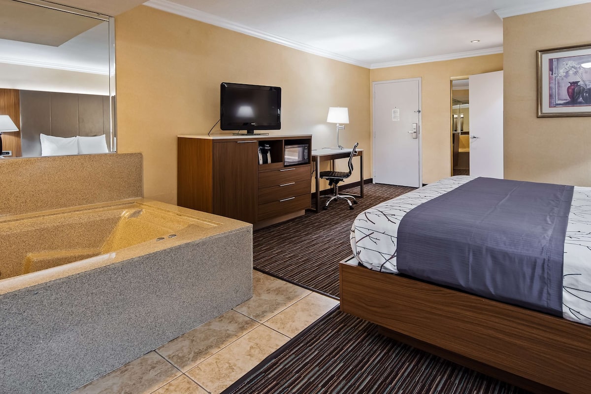Suite, 1 King Bed, Non Smoking, Jetted Tub | In-room safe, desk, laptop workspace, iron/ironing board