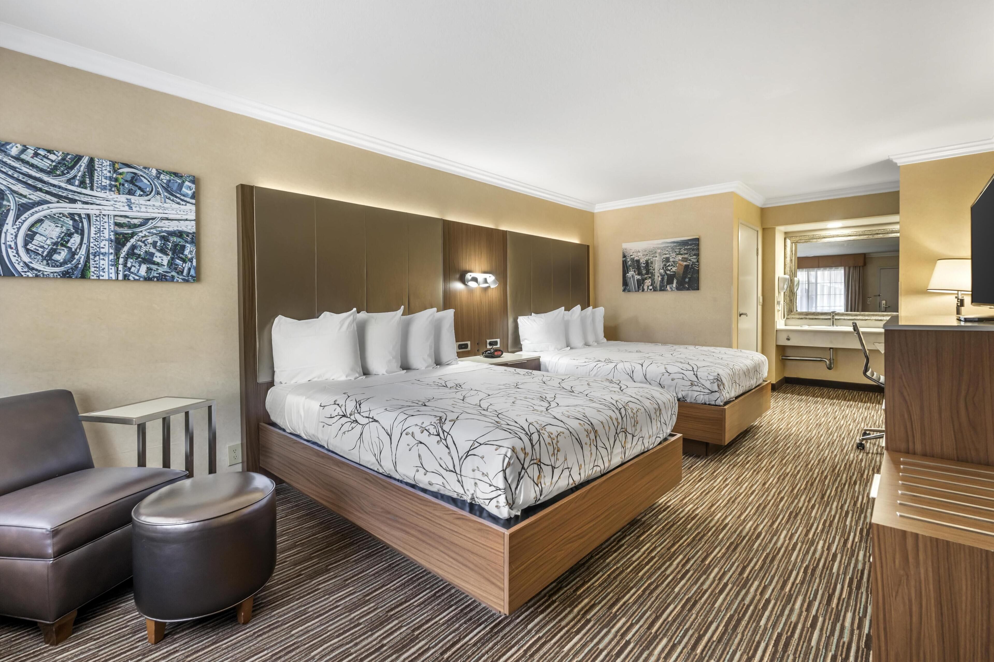 Rom – standard, 2 queensize-senger, ikke-røyk, kjøleskap og mikrobølgeovn | Safe på rommet, skrivebord og skrivebord for bærbar PC