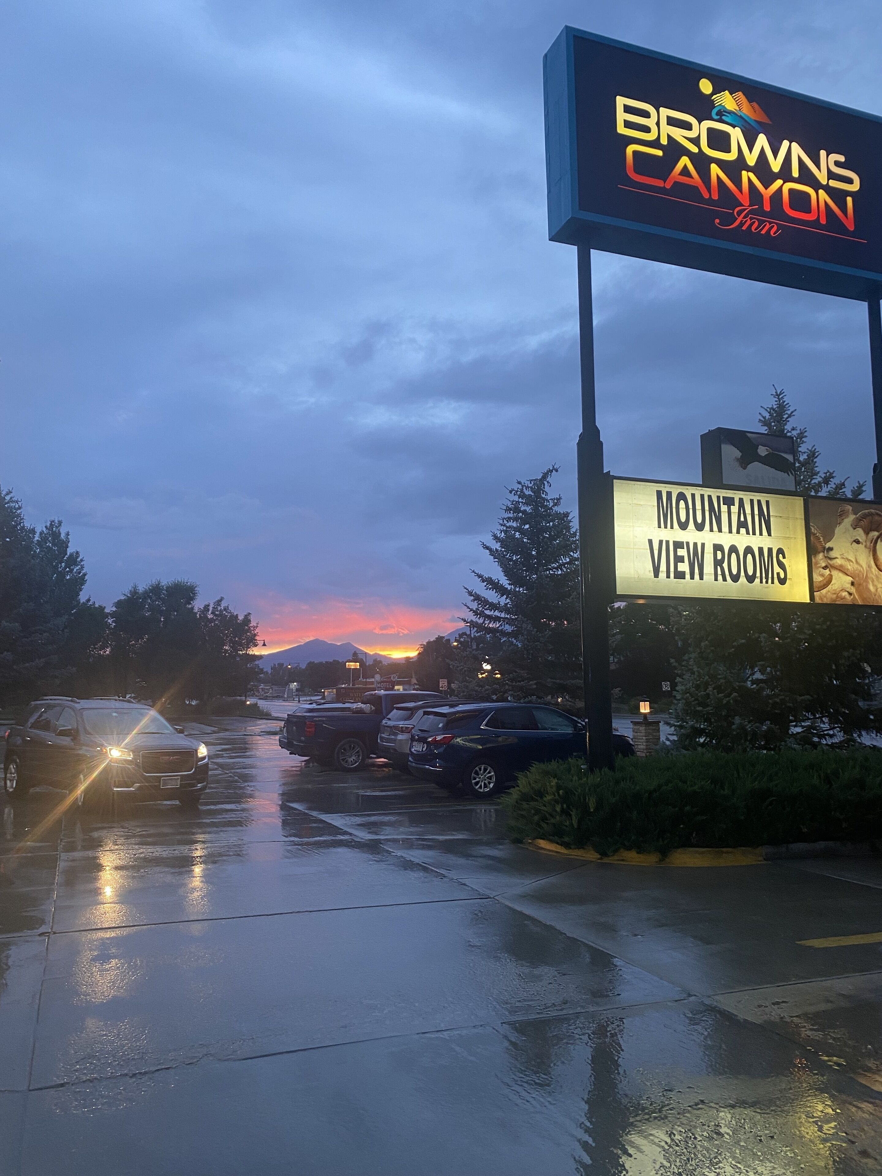 Une enseigne indiquant « Browns Canyon Inn », avec une autre enseigne en dessous indiquant « Chambres avec vue sur la montagne ».