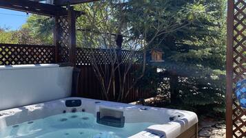 Banyera d'hidromassatge a l'aire lliure