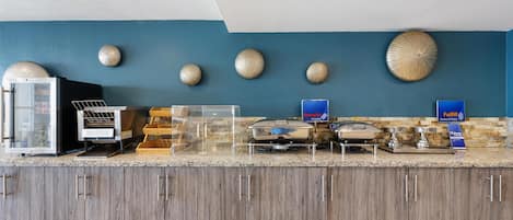 Eine Theke mit Lebensmittelauslage, einer Waage und einem Schild mit der Aufschrift 'Fulfilling Grains & Dairy'.