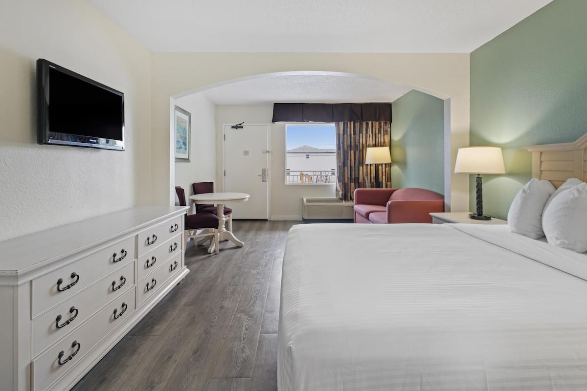 Standard Room, 1 Queen Bed, Non Smoking, Refrigerator & Microwave | Premium bedding, in-room safe, laptop workspace, iron/ironing board