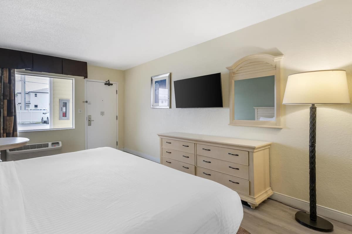 Standard Room, 1 King Bed, Accessible, Refrigerator & Microwave | Premium bedding, in-room safe, laptop workspace, iron/ironing board